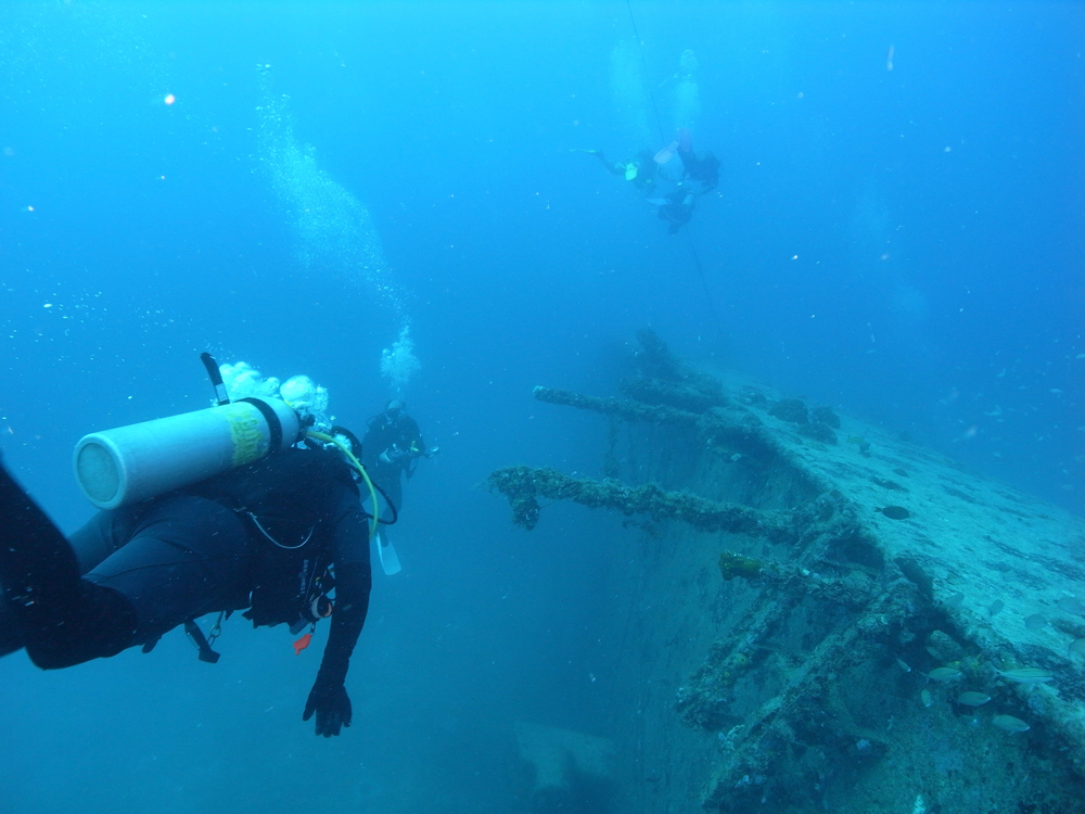 Divers on Islamroada shipwreck