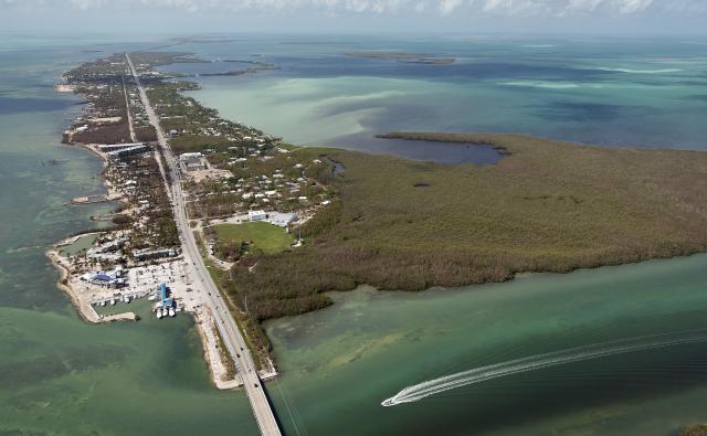 Whale Harbour Bridge dans les Keys de la Floride après Irma. Crédit Andy Newman, bureau de nouvelles de Keys de la Floride, HO