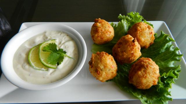Conch Fritters mit Key Lime Senf Sauce