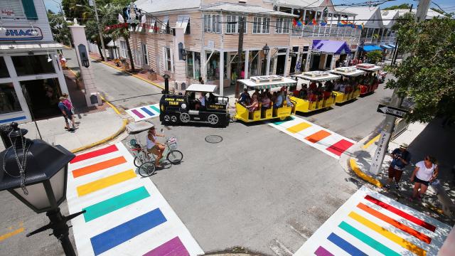 Zebrastreifen in Key West in Regenbogenfarben (c) Rob O'Neal
