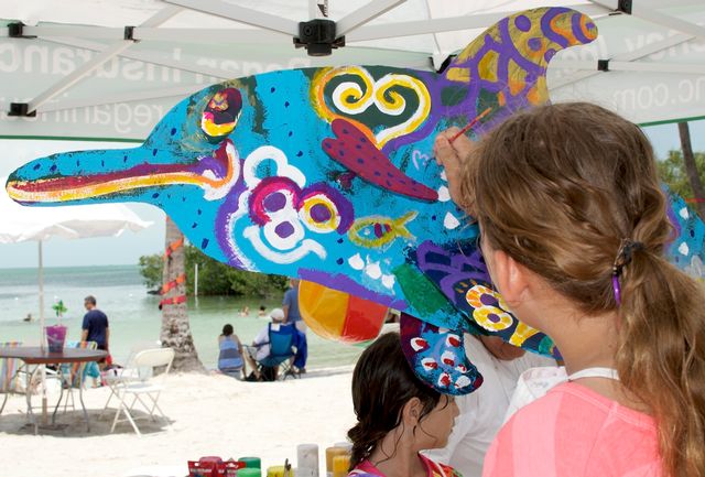 Kids can have their own beachside fun painting, building sand sculptures or competing in hula-hoop contests beneath kite-filled skies. 