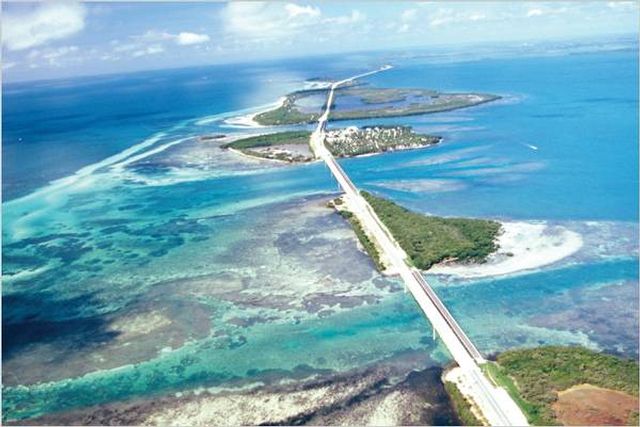 L'autoroute outre-mer dans les Florida Keys - la voie de l'aventure