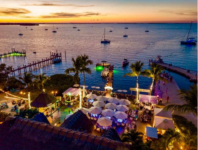 Snook’s Bayside is nestled on Florida Bay and known for its romantic dockside ambiance.