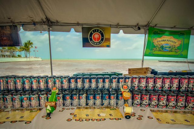 Bier vor traumhafter Keys Kulisse (c) Key West Brewfest