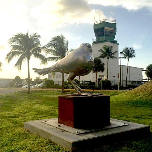 Avis Gloriae was installed at the Key West International Airport. 