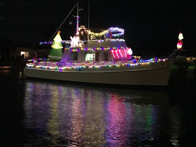 View lighted boat parades from shore or excursion boats, or deck out your own boat in dazzling lights and eye-catching seasonal decorations.