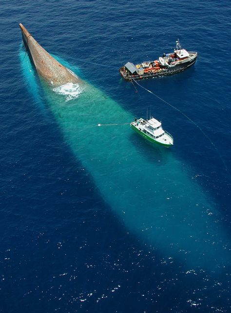 Three weeks after Spiegel Grove's initial premature sinking, a salvage team managed to fully sink the vessel and it came to rest on its starboard side.