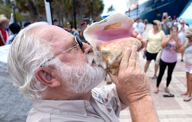 Bat Masterson blows a conch shell to begin the 2022 Conch Republic independence celebration. Photo: Rob O'Neal