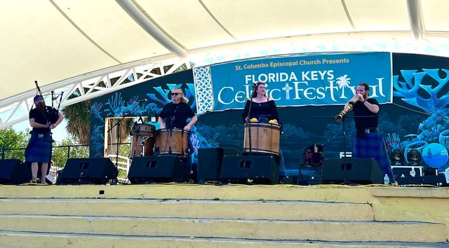 La banda escocesa Albanach trae su característico sonido de flautas y tambores al festival anual Celta de los Cayos de Florida.  Foto de : JoNell Modys