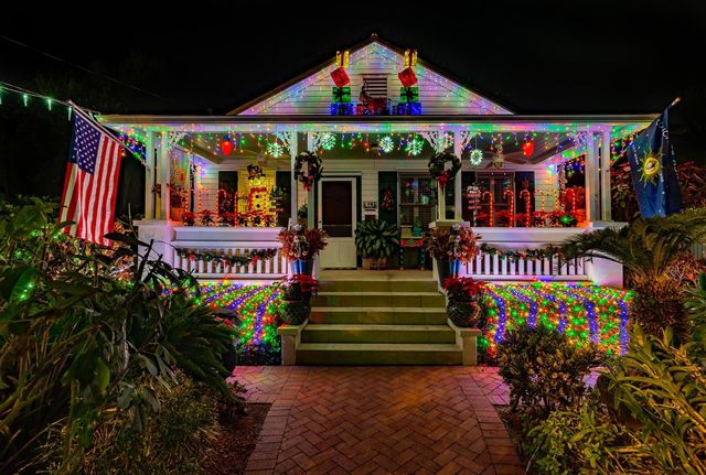 Tours on Friday and Saturday, Dec. 27-28, spotlight five homes and the venerable St. Peter’s Episcopal Church — all festively dressed for the holidays.