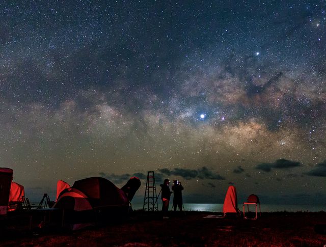 The Keys’ southern location and relative absence of large-scale artificial lighting at night provide optimal viewing opportunities.