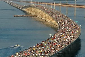 1,500 runners cross the iconic Seven Mile Bridge