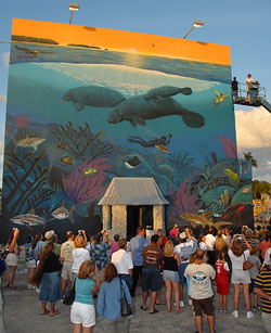 A crowd gathers to watch Wyland sign the 95th "Whaling Wall" in Key Largo. Photos by Andy Newman/Florida Keys News Bureau